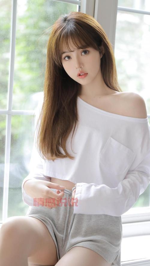 私房美女图片大全:性感与优雅并存的摄影艺术