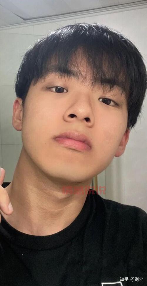 如何识别适合骗网友的男生照片?教你几招防骗技巧!