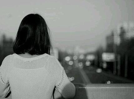 伤感说说看完哭了那种(一个人走在路上的伤感文案)